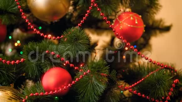 特写4k视频的彩色灯和鲍布挂在圣诞节树在客厅冬天的完美镜头视频的预览图
