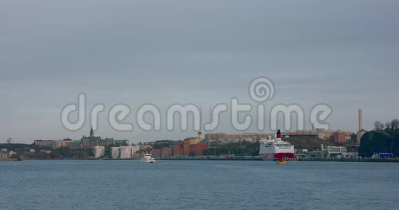 小渡船穿过斯德哥尔摩港视频的预览图