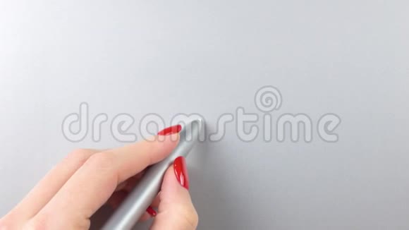 4K镜头女人左手用笔片做红色指甲上景特写视频的预览图