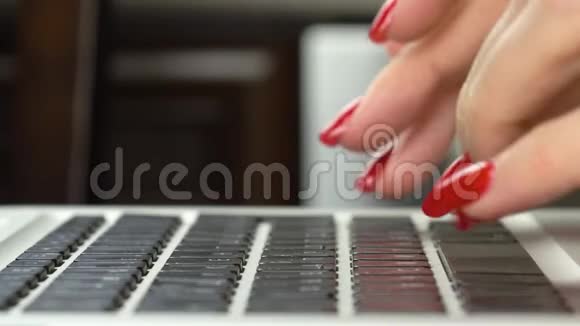 4K镜头女人的手电脑键盘上有红色的指甲打字特写视频的预览图