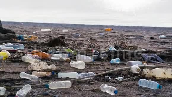 海滩被塑料瓶污染视频的预览图