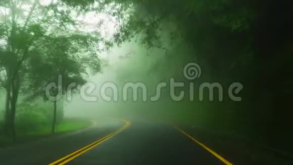 在浓雾中驾驶汽车恶劣的天气条件零可见性客舱透视视频的预览图