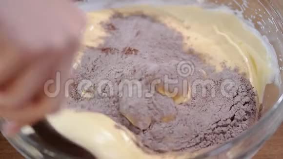 一碗巧克力面糊在周围搅拌制作巧克力面糊的过程视频的预览图