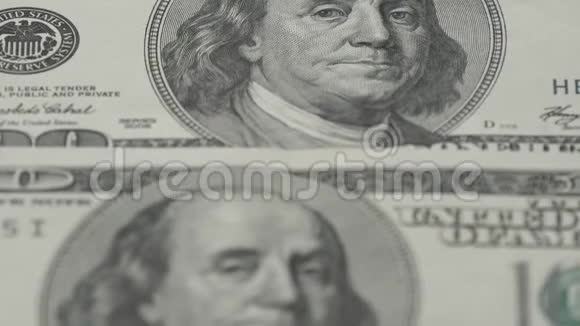 一百美元钞票特写2钞票的宏观摄影本杰明富兰克林的肖像视频的预览图