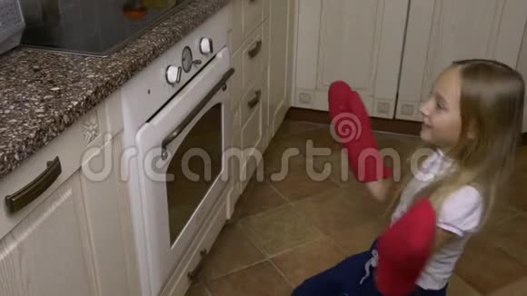 家庭厨房年轻女孩穿红色手套拿托盘与姜饼干从烤箱烤箱里的热饼干手工制作的餐餐视频的预览图