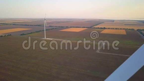 夏季的风力涡轮机和农田清洁和可再生能源的能源生产空中射击视频的预览图