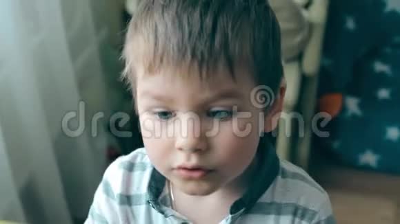 一个小孩子用手指擦黑板上的粉笔视频的预览图