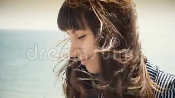 女人放松风吹拂她的头发视频的预览图
