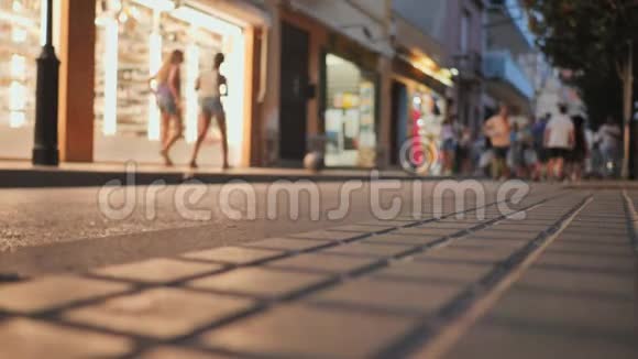 购物街在旅游度假小镇加泰罗尼亚卡拉带游客视频的预览图