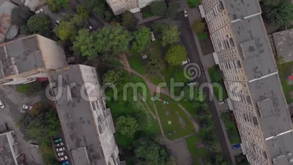 城市建筑物和道路上方的空中射击视频的预览图