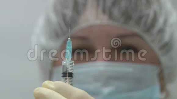 一位年轻的护士从注射器里取出了药视频的预览图