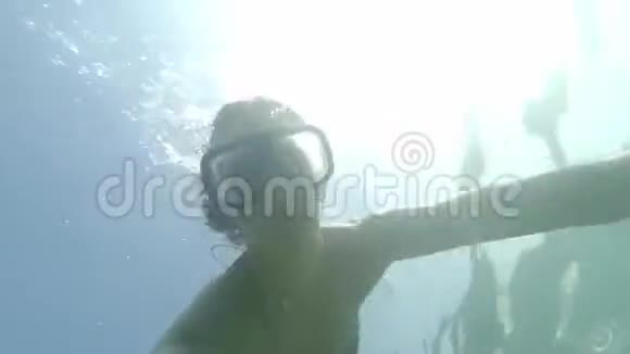 水下自拍的美女浮潜在海洋或海洋蓝水与游泳面具没有角鲨在阳光下视频的预览图