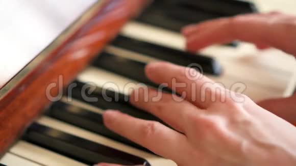女性手指在复古钢琴键盘上弹键浅的景深把注意力集中在手上视频的预览图