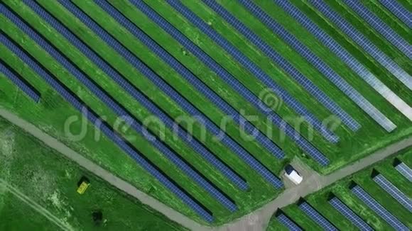 可再生能源用太阳能电池的空中景观生态动力产业视频的预览图