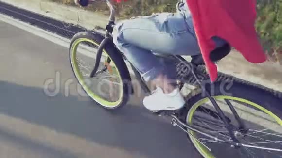 漂亮的女孩开始骑自行车视频的预览图