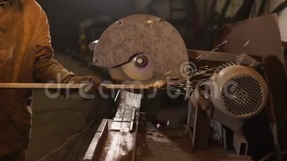 近镜头的人的手谁研磨金属梁在工厂视频的预览图