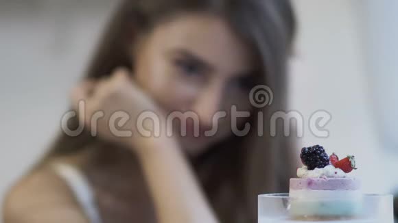 女孩吃水果蛋糕上的黑莓视频的预览图