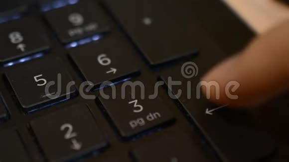 按笔记本电脑或电脑键盘上的回车按钮视频的预览图