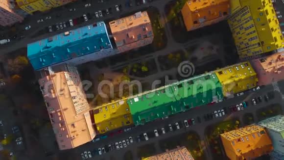 彩色建筑的俯视图空中镜头视频的预览图