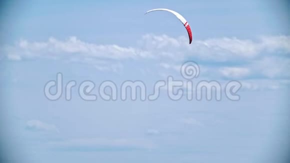 在天空中飞翔雄风筝在海面上飞翔视频的预览图