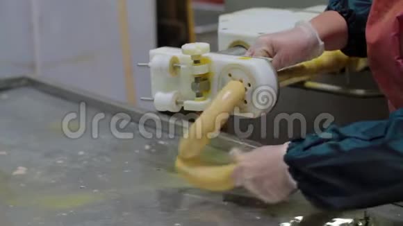 香肠厂工人生产香肠视频的预览图