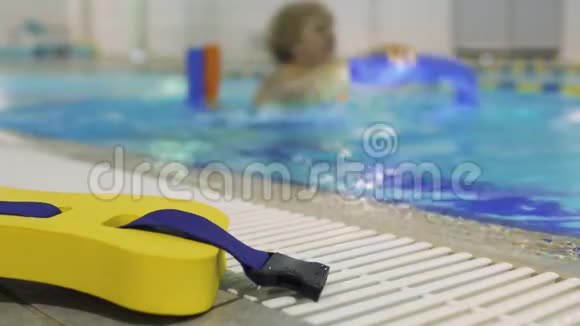 一位老年妇女在游泳池里用面条游泳视频的预览图