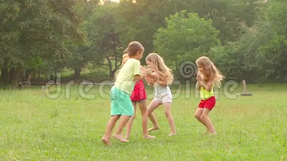 快乐的一群小伙伴在夏天的户外一起玩耍和鼓掌慢动作视频的预览图