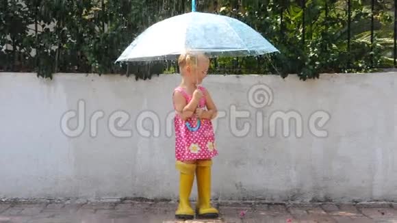 雨下的小女孩视频的预览图