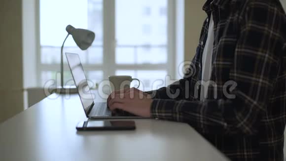 关闭自由职业者商人手在电脑键盘打字视频的预览图