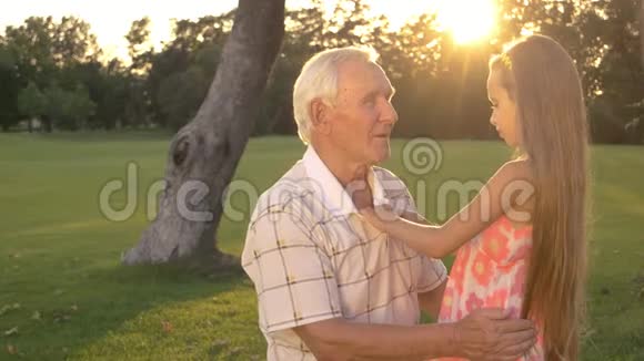 爷爷在户外和孙女说话视频的预览图