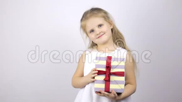 抱着礼物竖起大拇指的快乐女孩视频的预览图