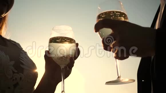 一对恩爱夫妻的团队合作庆祝成功和胜利香槟在阳光下闪耀和泡沫特写镜头恋爱中的情侣视频的预览图