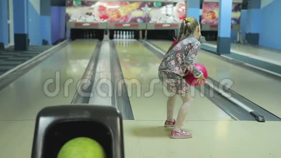 玩保龄球的有趣女孩视频的预览图