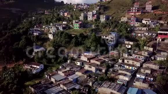 喜马拉雅山的尼泊尔共同城镇鸟瞰图视频的预览图