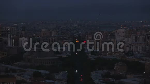 夜晚的城市亚美尼亚埃里温黑暗的中央大街空气被交通污染视频的预览图