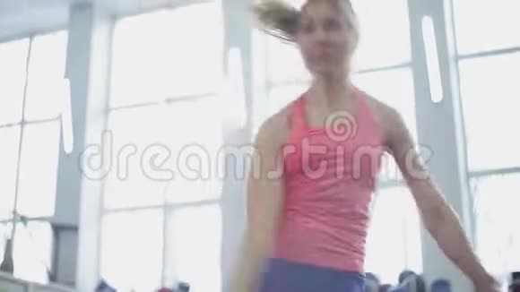 年轻女子运动员表演一个挺举的水壶铃视频的预览图