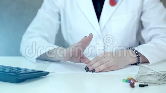 医生的手一个女人的特写在谈话中她的手在桌面上做手势视频的预览图