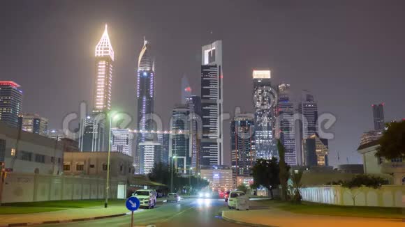 夜城的街道道路交通和迪拜的摩天大楼时光流逝视频的预览图
