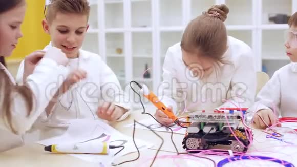 3D印花笔在儿童教育的应用视频的预览图