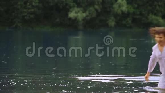 一对相爱的夫妇在夏天在湖里泼水视频的预览图