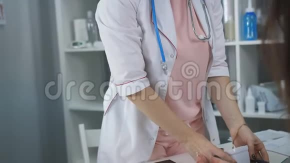 女医生在诊所办公室测量病人的压力视频的预览图