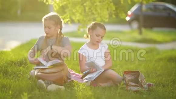 女孩在夏园做作业他们有很多乐趣获得知识视频的预览图