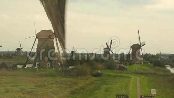 陆地上的风车视频的预览图