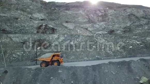 装载粉笔的自卸卡车在采石场的路上行驶采石和采矿设备视频的预览图