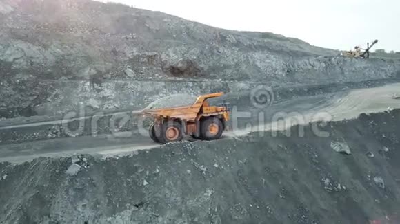 大型自卸汽车在采石场运送粉笔矿石采矿业视频的预览图