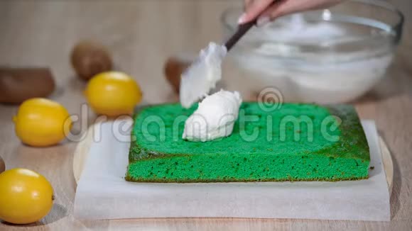 把马斯卡彭奶油放在绿色海绵蛋糕上视频的预览图