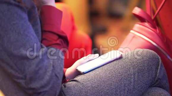 女性双手看新闻坐在会议上给手机喂食视频的预览图