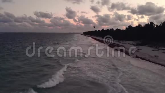 日落时墨西哥图卢姆附近海岸的空中镜头视频的预览图