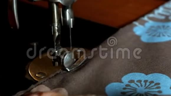 用老式缝纫机缝制女式手视频的预览图