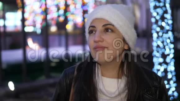 年轻女子喜欢这个城市美丽的圣诞装饰视频的预览图